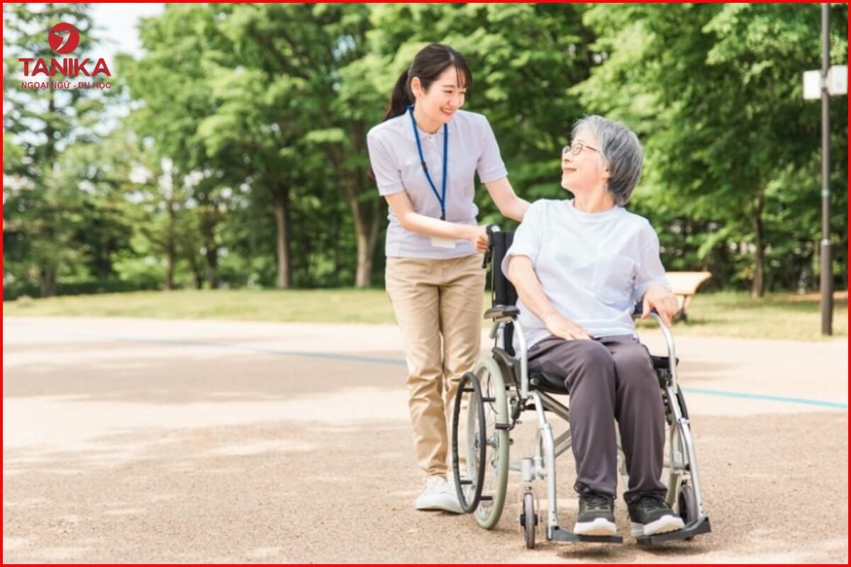 Giao tiếp và hỗ trợ tinh thần cho người được chăm sóc
