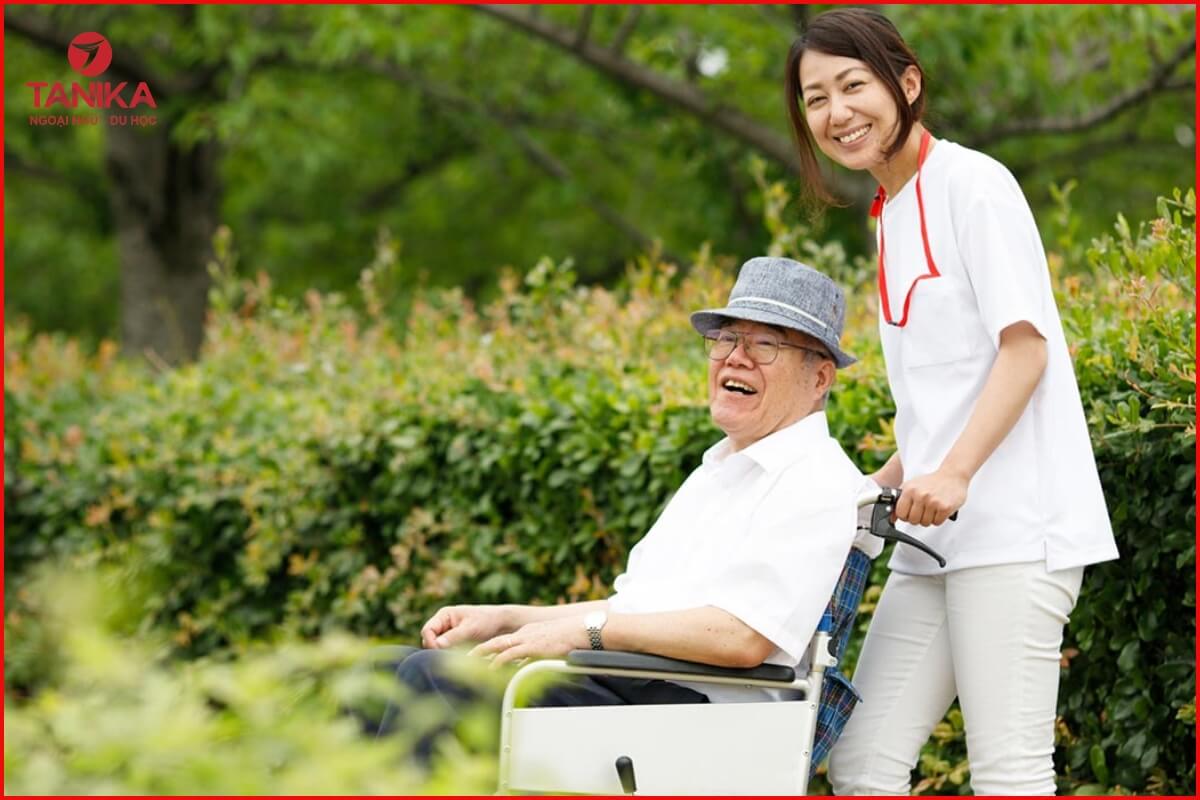 Lịch làm việc và yêu cầu công việc điều dưỡng ở Nhật